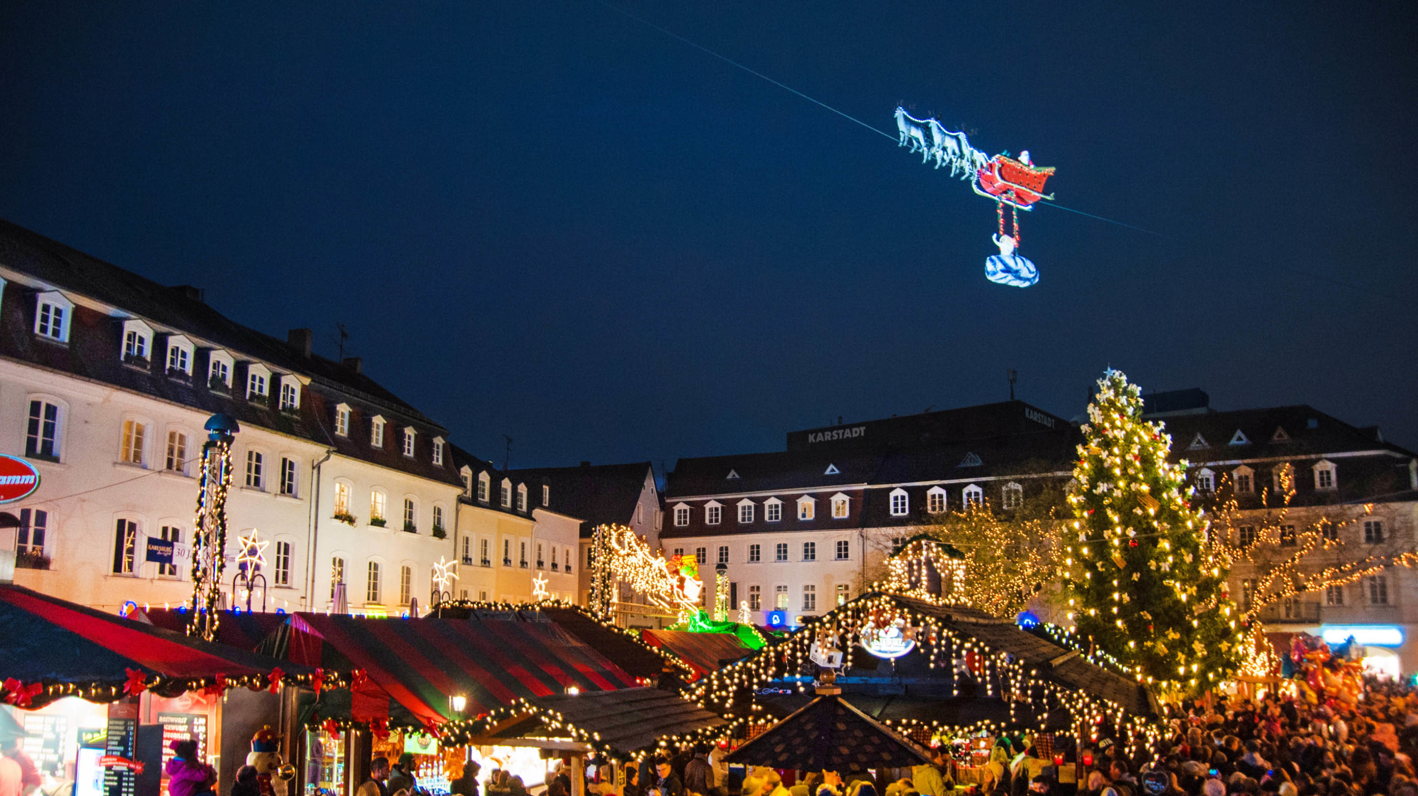 Fliegender Weihnachtsmann über dem Saarbrücker Christkindl-Markt (Foto: Becker und Bredel)