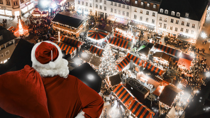Weihnachtsmann von oben über dem festlich beleuchteten Saarbrücker Weihnachtsmarkt